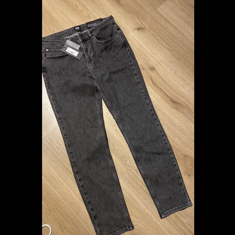 Ett par snygga jeans från Twist&Tango i modellen ”Julie”, färgen ”Washed grey” och storlek 29.   Aldrig använda pga för stora. Nypris: 1199kr   Slimfit och midwaist, vädligt stretchiga. . Jeans & Byxor.