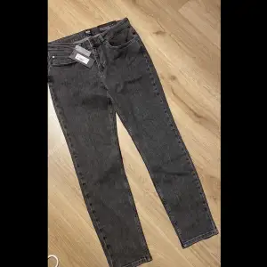 Ett par snygga jeans från Twist&Tango i modellen ”Julie”, färgen ”Washed grey” och storlek 29.   Aldrig använda pga för stora. Nypris: 1199kr   Slimfit och midwaist, vädligt stretchiga. 