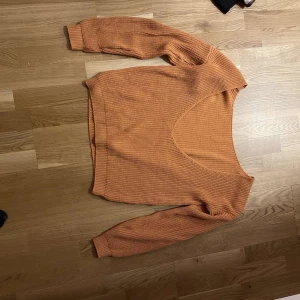 Mjukis tröjor - Två sköna tröjor , den oranga är med öppen rygg därbak och den vita med en fin Axel krage. 