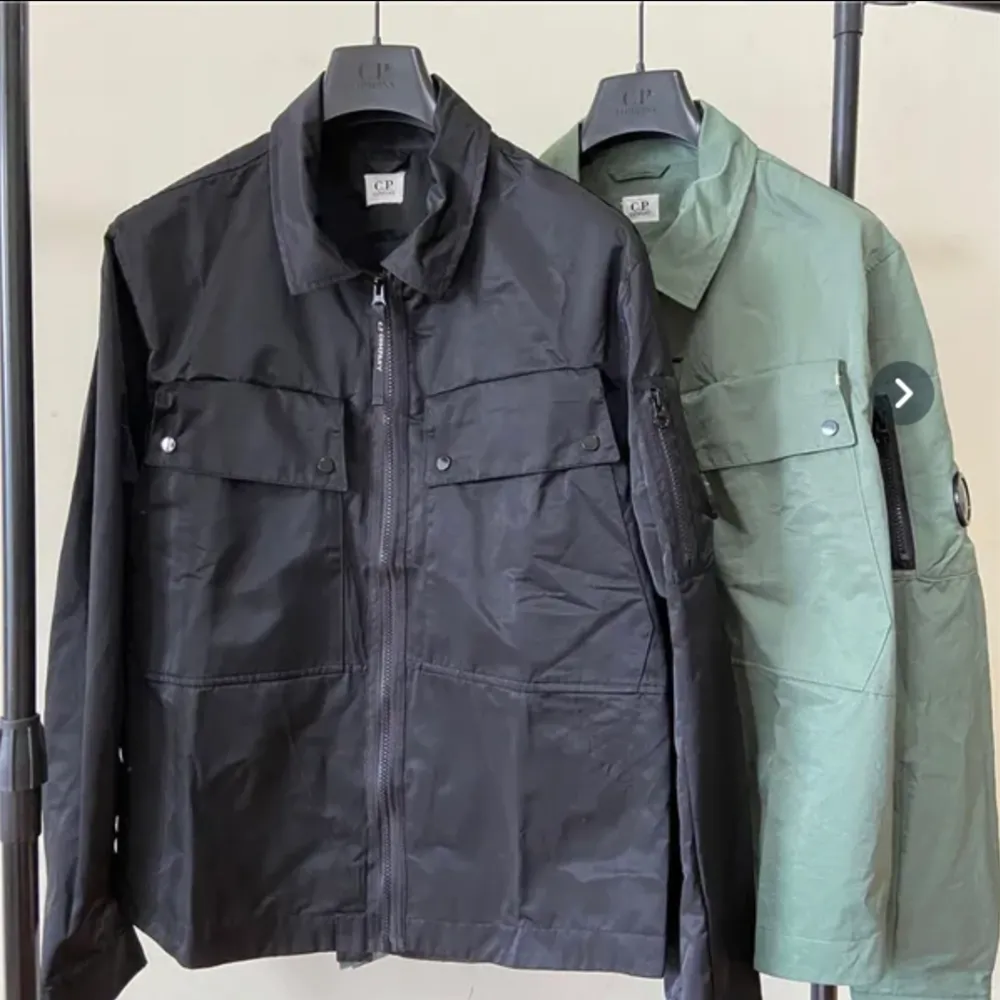 CP company overshirt, helt nya i förpackning. Finns i färgerna på bilden, strl M-L. Obs! Kopior därav priset. Jackor.