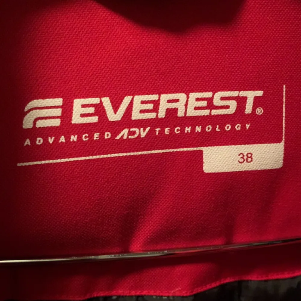 Everest jacka, 10/10 skick, använd Max 5 gånger, riktigt varm och skön Pris kan diskuteras privat . Jackor.