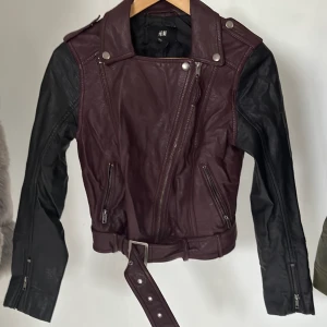 Skinnjacka - Oanvänd skinnjacka  Lite skrynklig då den legat nerpackad men rätar ut sig när den används eller får hänga