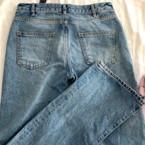 Zara mid rise jeans - Säljer mina mid rise jeans från zara med hål på knäna efterssom de inte kommer till användning, testade en gång, aldrig använda, långa i benen, jag är 166, strl 36, ordinarie pris 400, säljer för 150💗