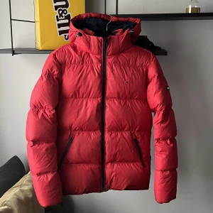 Tommy Hilfiger jacka  - Jacka är använd ett fåtal gånger då den ej passar mig längre.  Inga tecken på slitage. Meddela vid intresse !