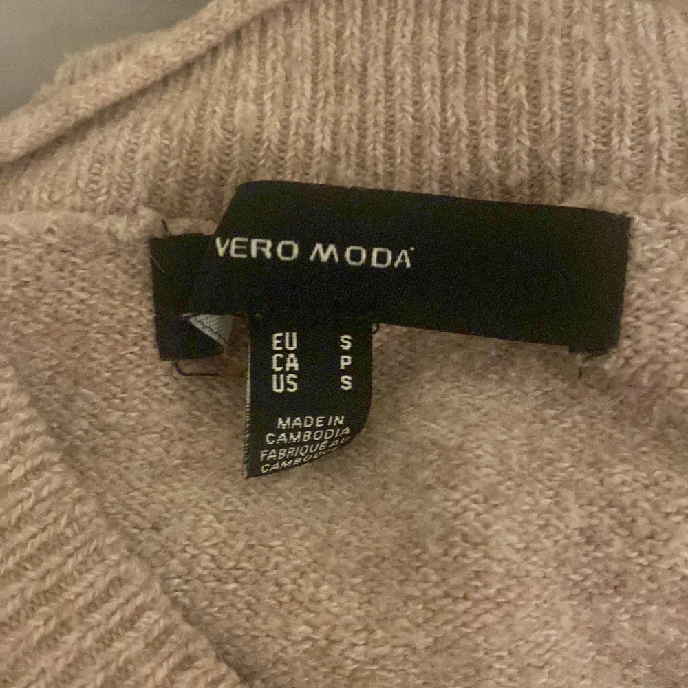 En vanlig enkel fin stikad tröja från Vero Moda, bra skick. Stickat.
