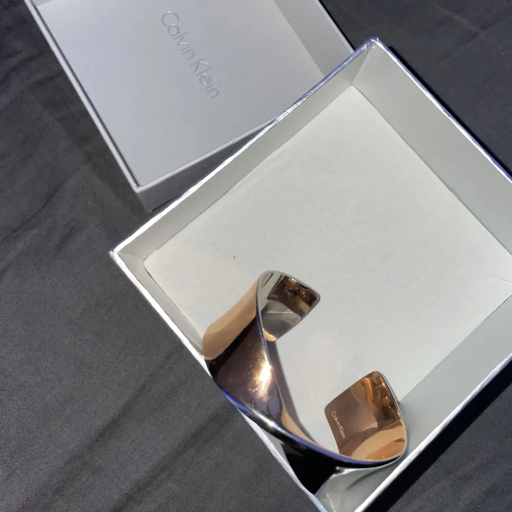 Armband från Calvin Klein, helt nytt i storlek S/L. Ena sidan är roséguld och andra är silver. Nypris är 950kr men jag säljer för 100kr. Accessoarer.