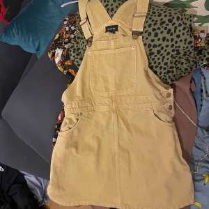 Hängselklänning från Monki - En gullig hängselklänning från Monki! Storlek M men passar nog S-L. Använd 2 gånger! 