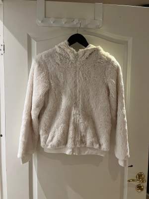 Säljer min dotters vita fluffiga hoodie som aldrig blev använd innan den var för liten. Storlek 146 från Kappahl 