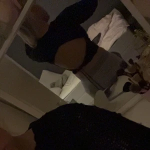 Stickad tröja med öppen rygg - Säljer min super fina stickade tröja med öppen rygg från zara som jag köpte för nån månads sen! Endast använd en gång. Säljer den då eftersom den inte kommer till användning💕