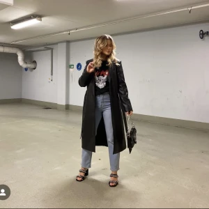 Skinnkappa  - Säljer denna skit snygga skinnkappan från  Misslisibells kollektion tillsammans med NA-KD. Den är i storlek 32. Säljer den på grund av att jag växt ur den. Väldigt sparsamt använd. Köpt för 799 kr om jag inte minns fel:)