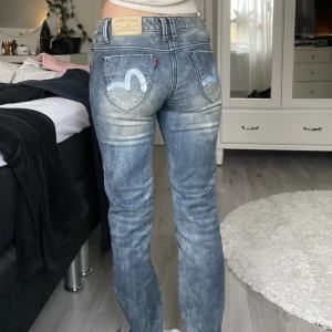 Evisu jeans - Evisu jeans stl 27, kostar i vanliga fall 3000-4000kr i nypris. Säljer dem nu för 400kr plus frakt eller eventuellt att ni kommer med bud och jag har rätt att neka 😊💕