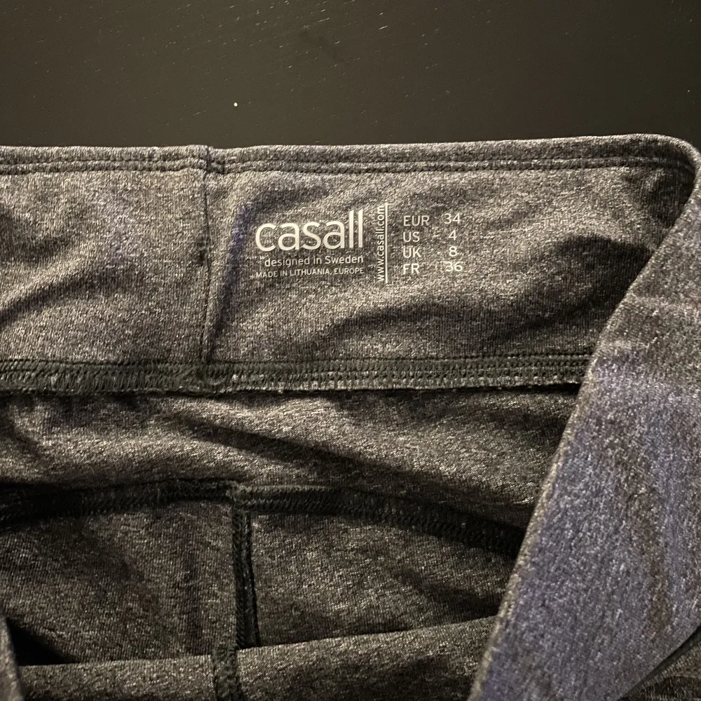 Gråa träningstights från Casall i storlek XS. Använda kanske 2 gånger. Nypris 700kr. Riktigt bra kvalité och passform!!. Jeans & Byxor.