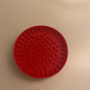 Caia - Tror det är en smink bort rengörare som jag fick med i förra årets caia julkalender ( säljs för den aldrig kommer till användning). Priset på hemsidan är 155kr