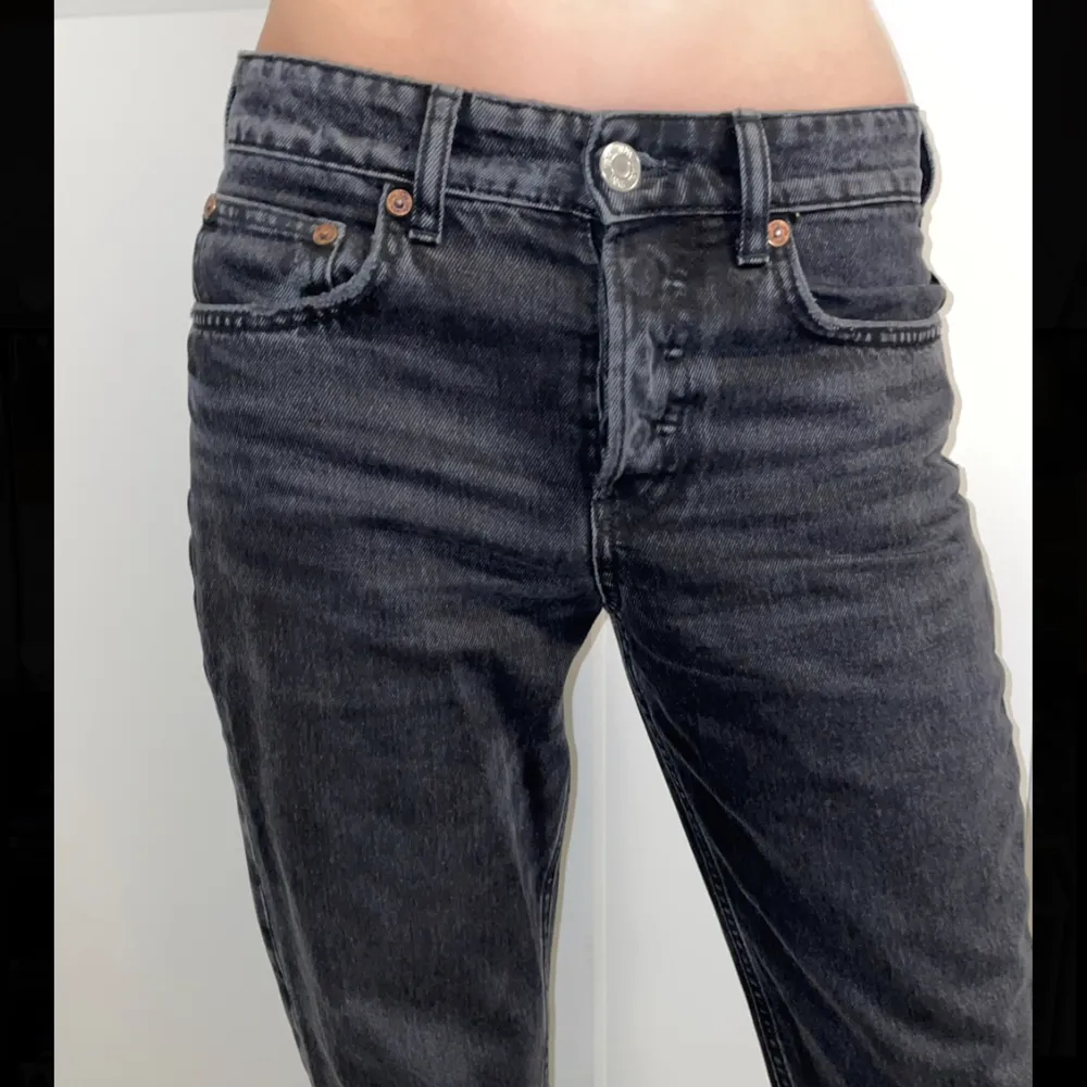 Svarta Mid-waist (går att använda som low-waist) jeans från Zara, storlek 36 (S) men är lite små i storlek om man har större höfter. Jeansen är raka i benen. Supersnygga men kommer ej till användning💗. Jeans & Byxor.