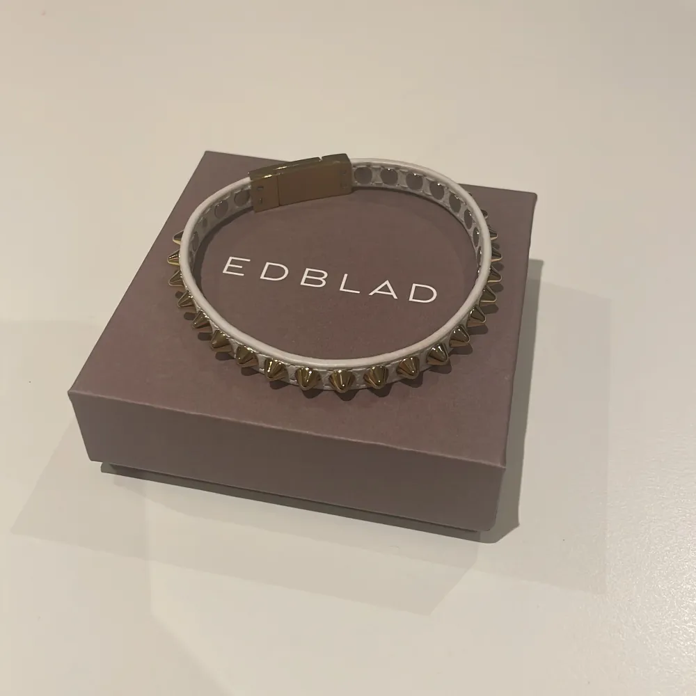 Fint nit armband från Edblad, spike bracelet. Använd endast EN gång på min födelsedag. Köpt för 399kr på edblads hemsida. Box följer med! En av nitarna saknas, detta märker man dock ej då det är precis vid spännet, men därför det billiga priset . Accessoarer.
