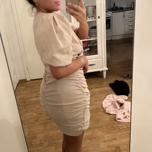 Beige klänning - Helt ny/oanvänd beige klänning från H&m  Sitter som en smäck men tyvärr inte på mig då den är lite för stor💔 Nypris 399 Strl M 