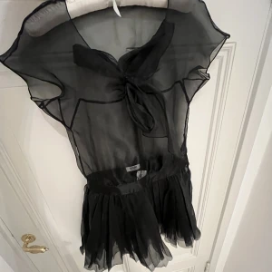 Love moschino klänning  - Perfeeekt klänning till jul och nyår, ifrån moschino!!!!!! Hela klänningen är av meshtyg, så på bilden har jag en underklänning under. Den är inköpt på arkivet i Stockholm men är aldrig använd, då den tyvärr är lite för liten för mig😭🖤😍