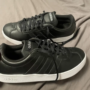 Adidas skor  - Storlek 40, använda Max 3 gången.