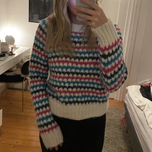 stickad tröja  - Säljer denna superfina stickade tröjan💗 från Zara💗 oanvänd och sticks inte alls💗