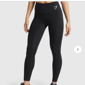 Gymshark thights  - Tights från Gymshark i svart. Köpte dem på Plick för inte alls längesen, säljer pga fel storlek för mig. Storlek M men funkar som S. 