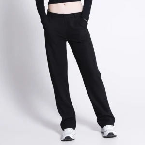 Kostymbyxor  - Svarta lågmidjade kostymbyxor från lager 157. Modellen heter ”Nellie” och är i storlek S. Köpte i två storlekar men valde de andra så dessa är helt oanvända. 