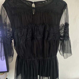 Blus i spets och mesh - Inköpt på bubbleroom, aldrig använd 