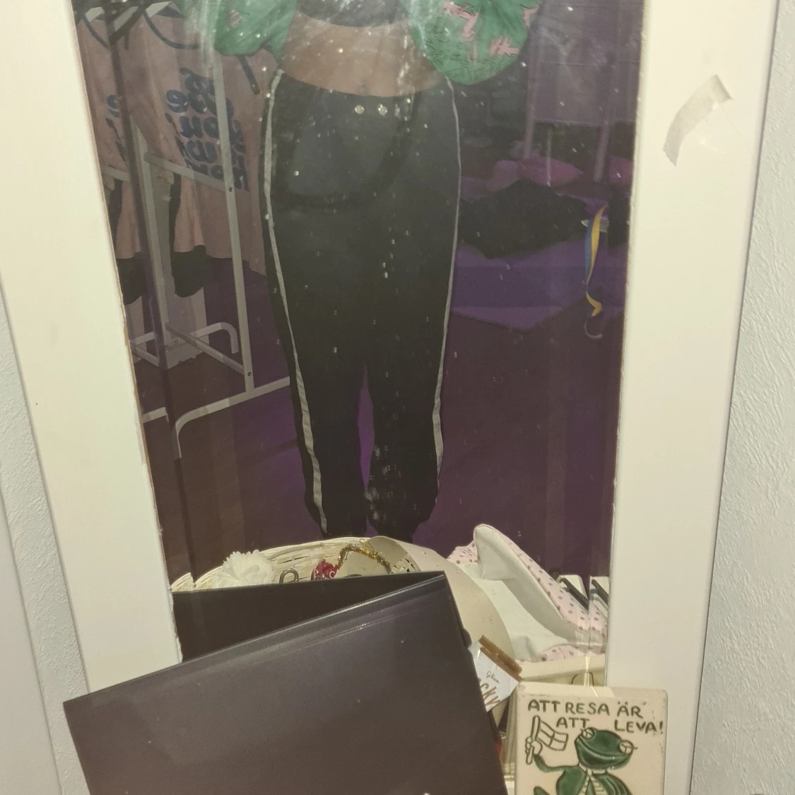 Ett par svarta mjukis byxor med wn vit rand