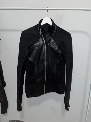 Rick Owens Mainline SS11 Molino Leather Jacket - sjuk hybrid molino från ss11 mainline 🚫🚫🚫🚫🚫inte nån f:ing drkshdw cmonnn🚫🚫🚫🚫 Sz XS sitter som en S, lite tight men if it ain’t tight it aint right. Sitter som jag önskat på mig som är bred + 176cm.  Lyssna på Destroy Lonely eller Ken i detta för real swag