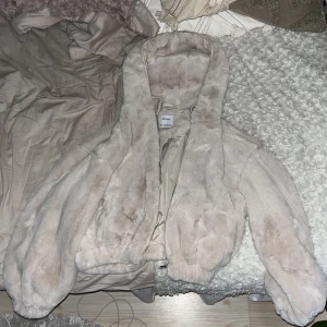 Fluffig jacka - Mysig jacka från Berskha! Jättefin ljus beige färg. Kort i modellen. Köpt får en tid sen men kommer inte till användning så helt ny endast prövad. 