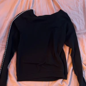 NEW YORKER  - Svart tröja med tryck på armarna 