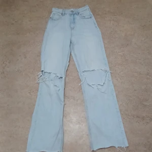 Ett par blå jeans  - Blå jens,hög midjade, gått sick,Storlek xxs,har hål i våda benen.andvånda några gånger 