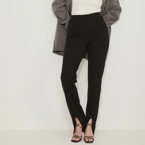 Kostymbyxor - Säljer helt oanvända kostymbyxor,  byxorna har fortfarande prislappen på och är i storlek 34, de är lite stora i storleken.