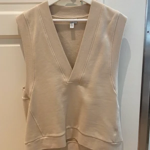 Väst  - Super fin väst från & other stories! Knappt använd , inga fläckar eller skador. Insidan har ett mjukt material som sitter perfekt mot huden🥰 