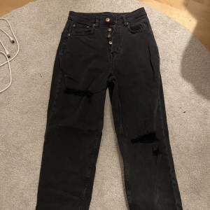 Svarta rippade jeans från Gina tricot i storlek 38. Använda fåtal gånger och i toppenskick!