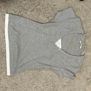 Tröja  - Fin tröja köpt på secondhand får tyvär ingen användning av den 