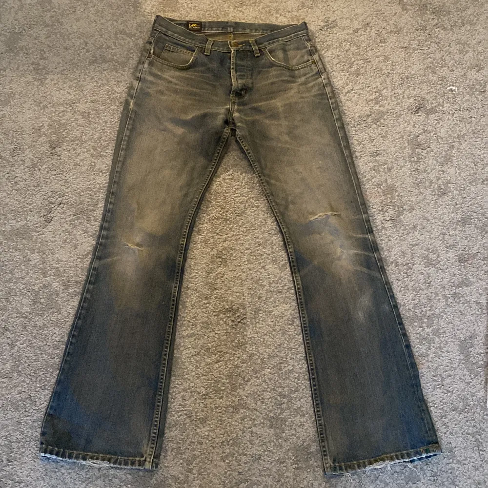 Ett par ljusgrå Jeans ifrån Lee. Jeansen är min pappas gamla ifrån 90-talet och är därför välanvända. Jeans & Byxor.