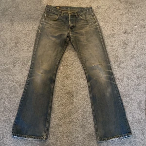 Lee Jeans - Ett par ljusgrå Jeans ifrån Lee. Jeansen är min pappas gamla ifrån 90-talet och är därför välanvända