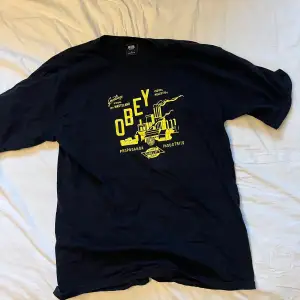 Stor T-shirt från obey med tryck❤️