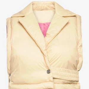 Remain Birger Christensen väst  - Dunväst från Birger Christensen, aldrig använd, storlek 36.  Denna kostar ordinarie 2000kr nu på rea för 1100kr. 