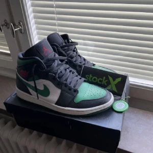 Jordans - Hej, säljer nu ett par jordans som är i nyskick. Jag använder inte dem längre. För mer info så skriv.