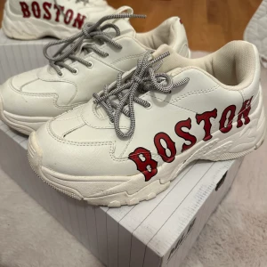 MLB BIGBALL CHUNKY BOSTON - (Autentisk 💯%) beställde från Korea.  Mycket bra skick 98% (köpte 1080kr) Bär inte mer än 3 gånger eftersom jag har beställt fel storlek. Skostorlek är 42  men 