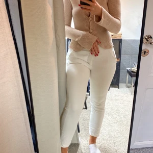 Zara kostymbyxor  - Vita kostymbyxor från Zara storlek 38, super fina!!