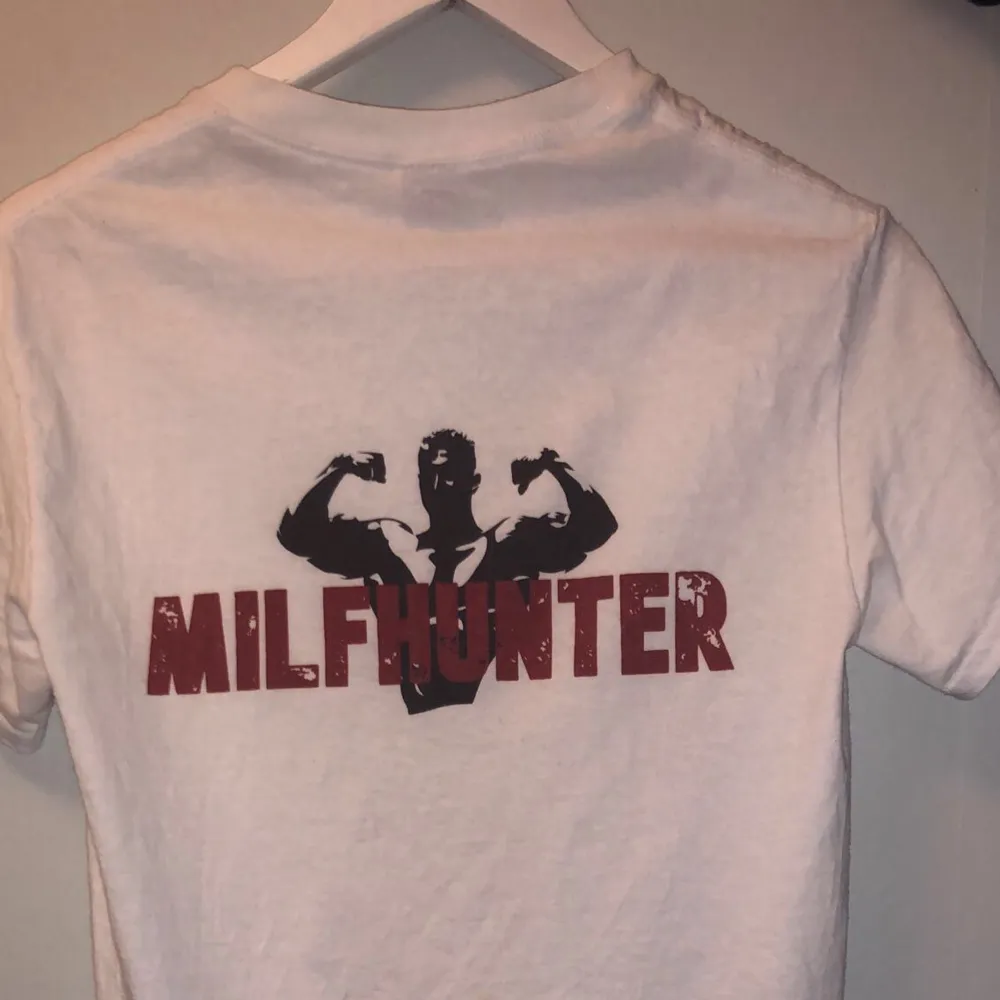 En vit milfhunter t-shirt som är använd några få gånger. . T-shirts.