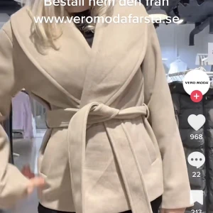 Veromoda kappa - Säljer denna veromoda kappa som är slutsåld på hemsidan, helt oanvänd, stolek S, säljer då jag har flera!❤️‍🔥