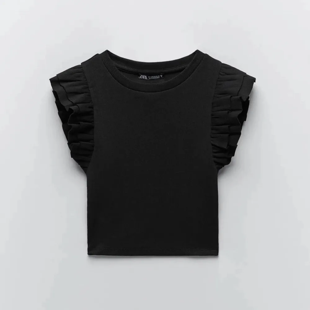 Säljer denna volang topp från Zara för 40kr!!💓. T-shirts.