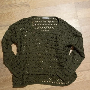 Stickad tröja - Mörk grön stickad tröja i strl M. Bra skick. Pris kan diskuteras. Skriv för fler bilder eller om man har frågor!🌳