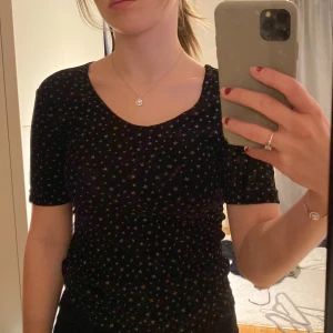 T shirt med glittriga stjärnor  - Figursydd topp med glitter stjärnor ⭐️ 