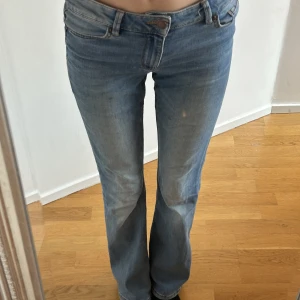 Lågmidjade jeans bootcut  - Säljer dessa jättefina lågmidjade jeans. Det är ett stretchigt matreal så formar sig väldigt bra på benen. Jag är 166 cm lång och dom går ner till min häl , det står att dom är 36 men dom har krympt och passar mig som normalt är 32, midjemåttet är 65, 