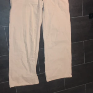 Jeans  - Väldigt luftiga men jätte snygga säljer för dom är ganska för långa på mig som är 165 storlek 40 högmidjade 