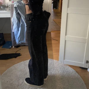 Svarta jeans - Svarta vida jeans från monki. Används ej längre. 90kr + frakt. Strl 26